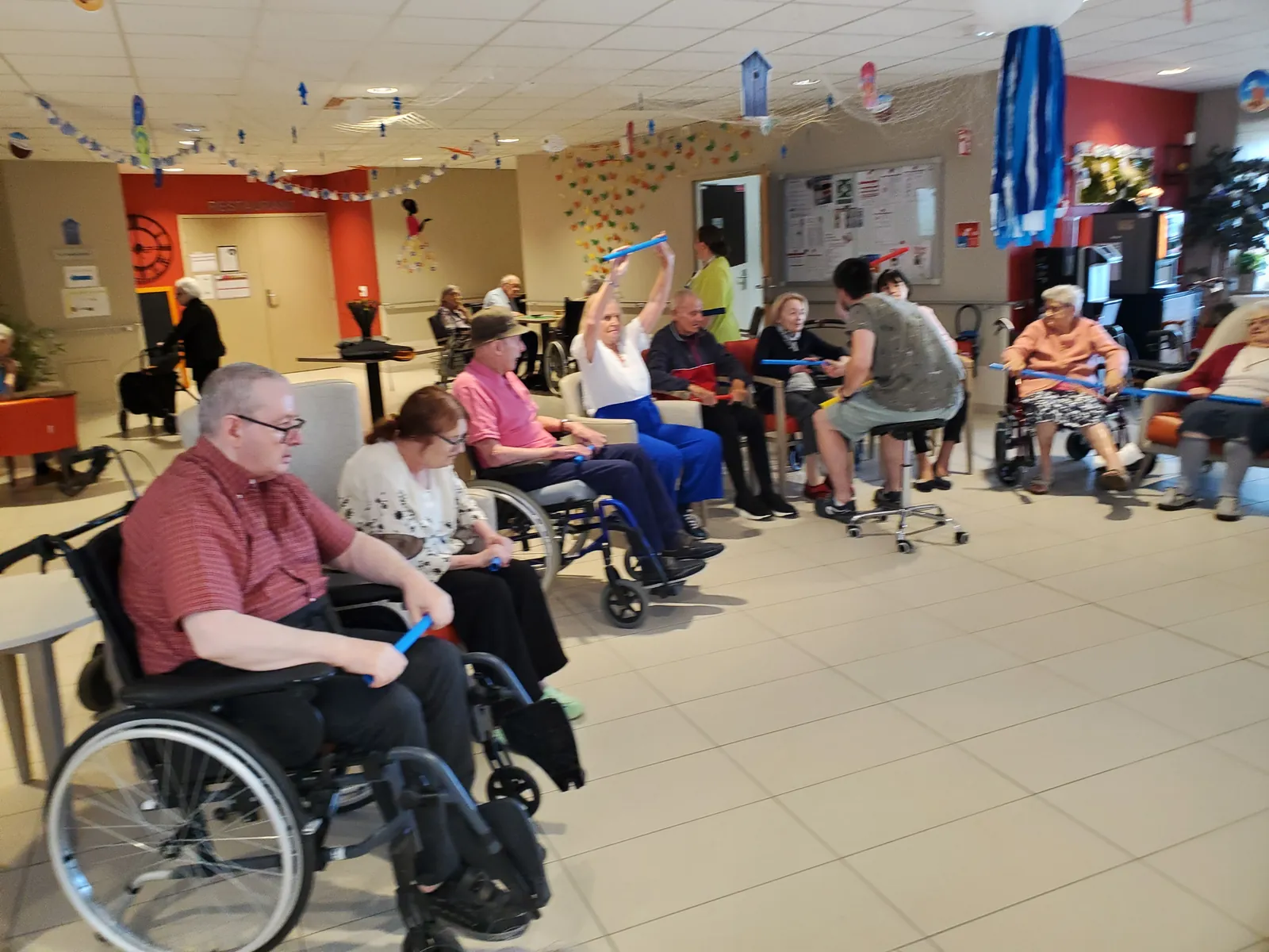 Atelier de Gym Douce Animé par Alexandre : Un Moment de Joie et de Partage avec les Résidents
