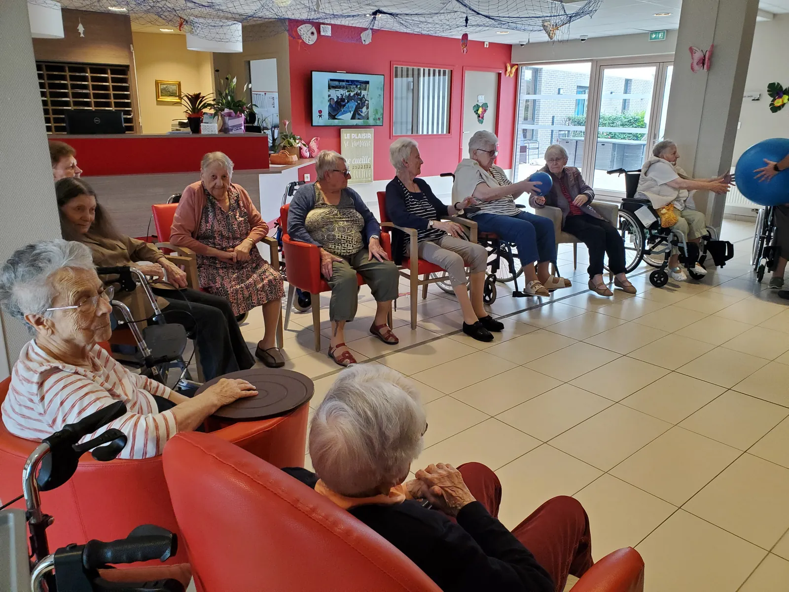 Atelier de Gym Douce Animé par Alexandre : Un Moment de Joie et de Partage avec les Résidents