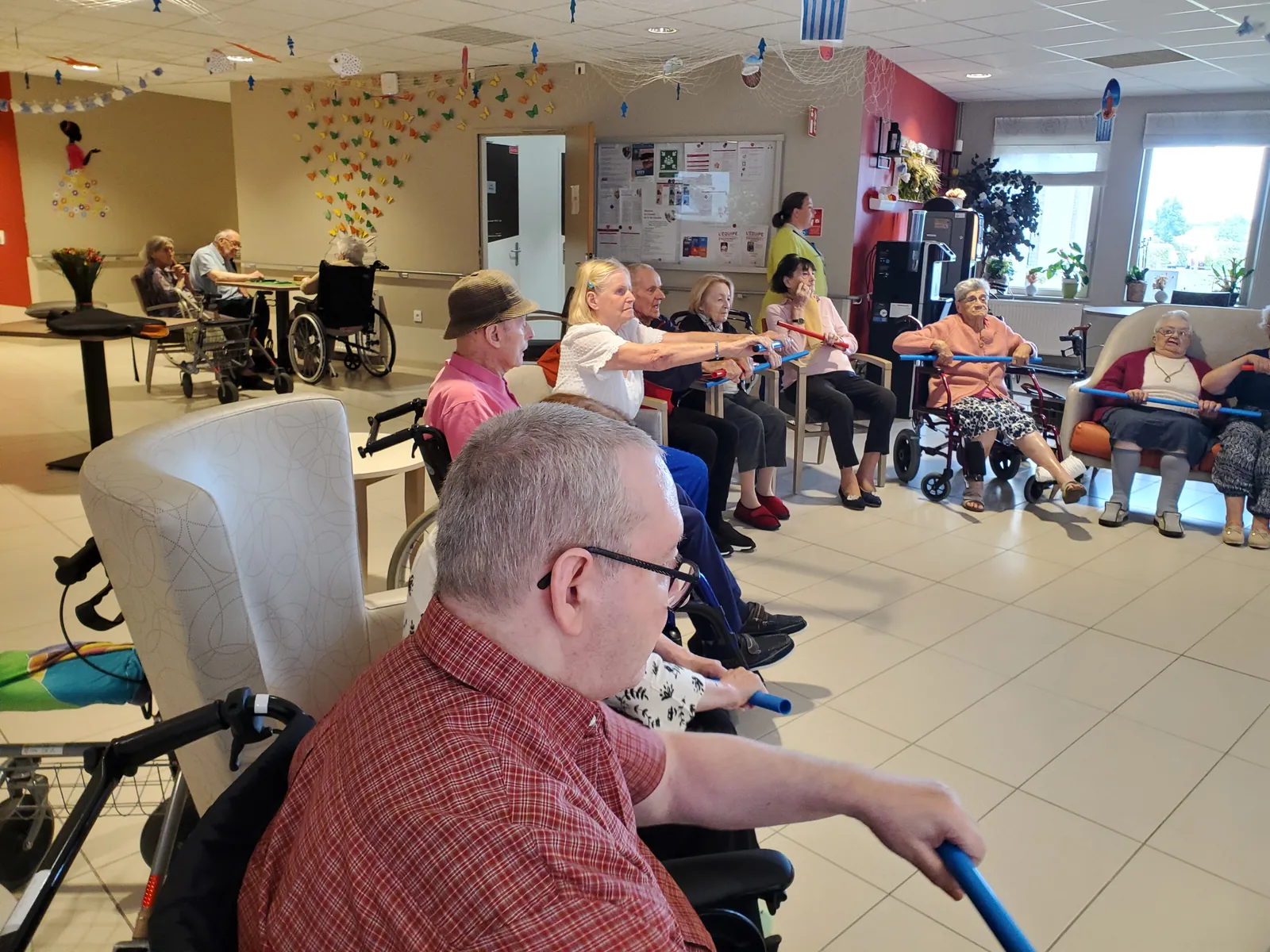 Atelier de Gym Douce Animé par Alexandre : Un Moment de Joie et de Partage avec les Résidents