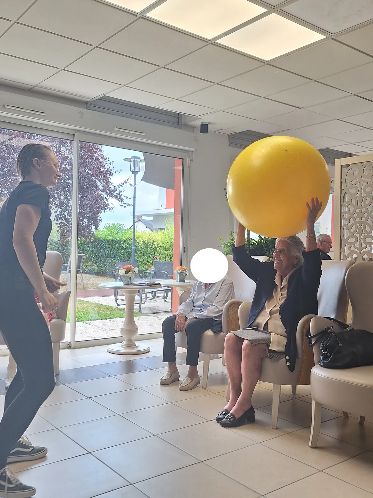 Atelier de Gymnastique Douce avec Ballon : Une Séance APA avec Lucie, Éducatrice en Activité Physique Adaptée