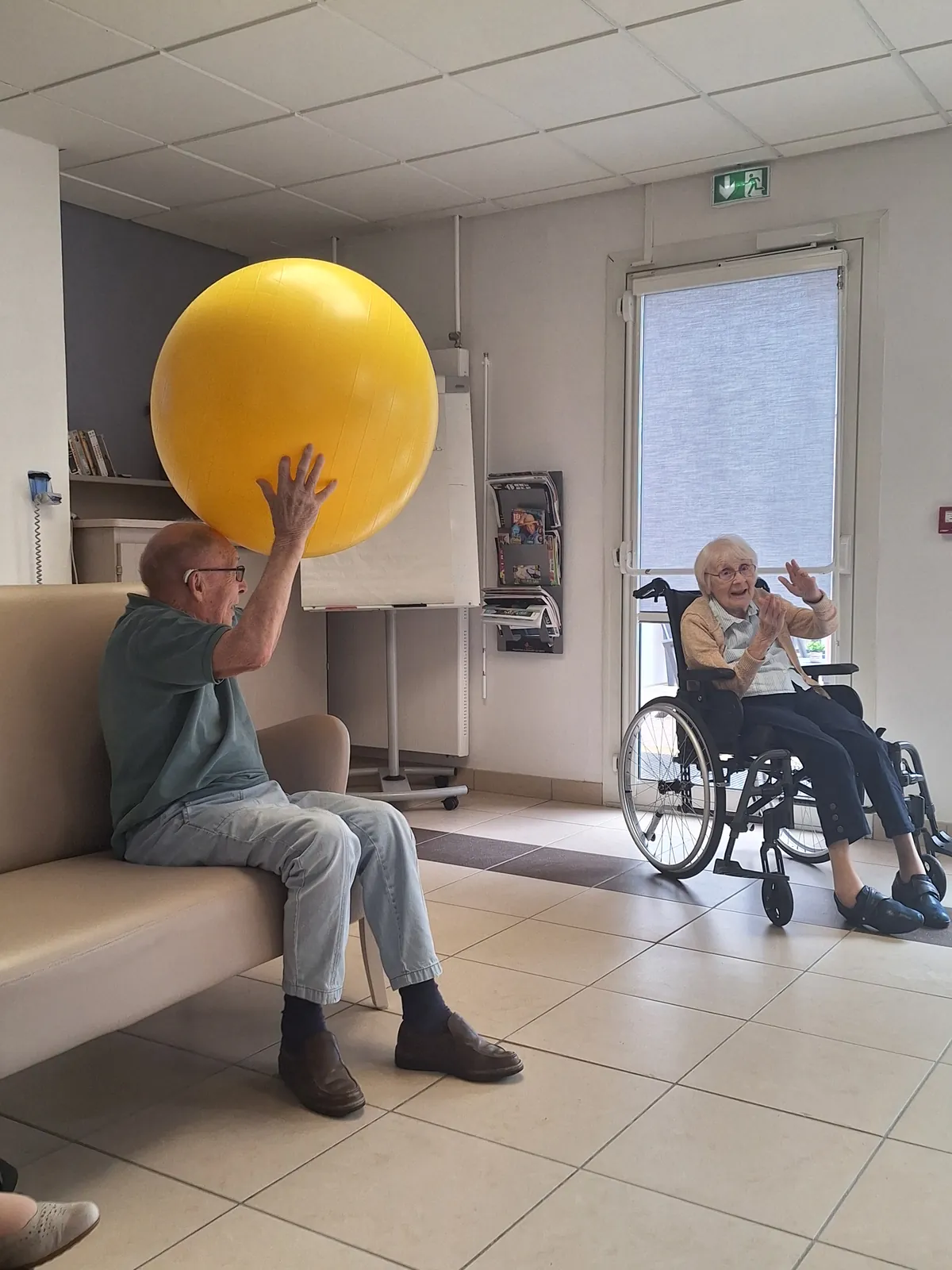 Atelier de Gymnastique Douce avec Ballon : Une Séance APA avec Lucie, Éducatrice en Activité Physique Adaptée