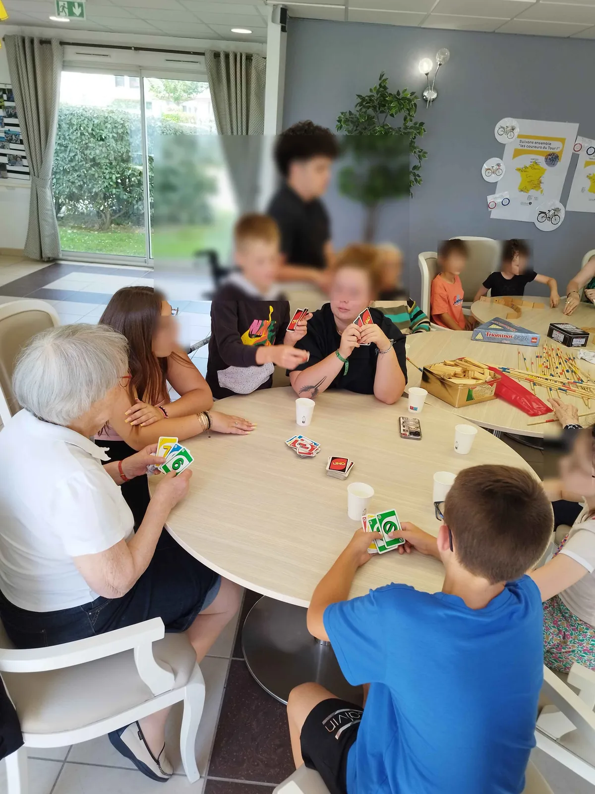 Rencontre intergénérationnelle au cœur de la résidence : jeux et salade de fruits partagée