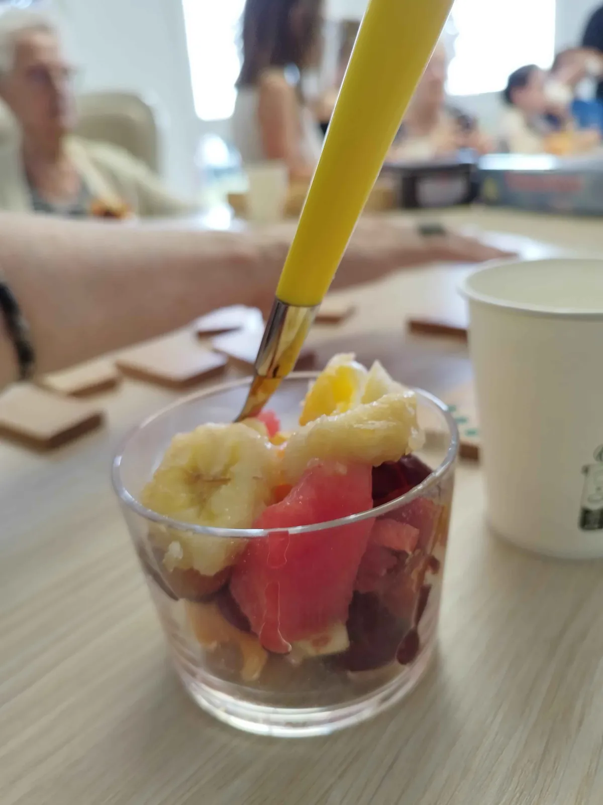 Rencontre intergénérationnelle au cœur de la résidence : jeux et salade de fruits partagée