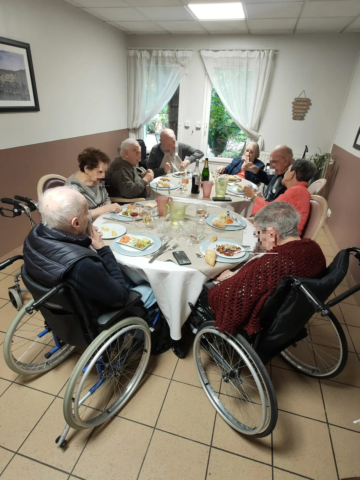 Les repas gastronomiques mensuels en EHPAD : un rendez-vous de plaisir et de convivialité