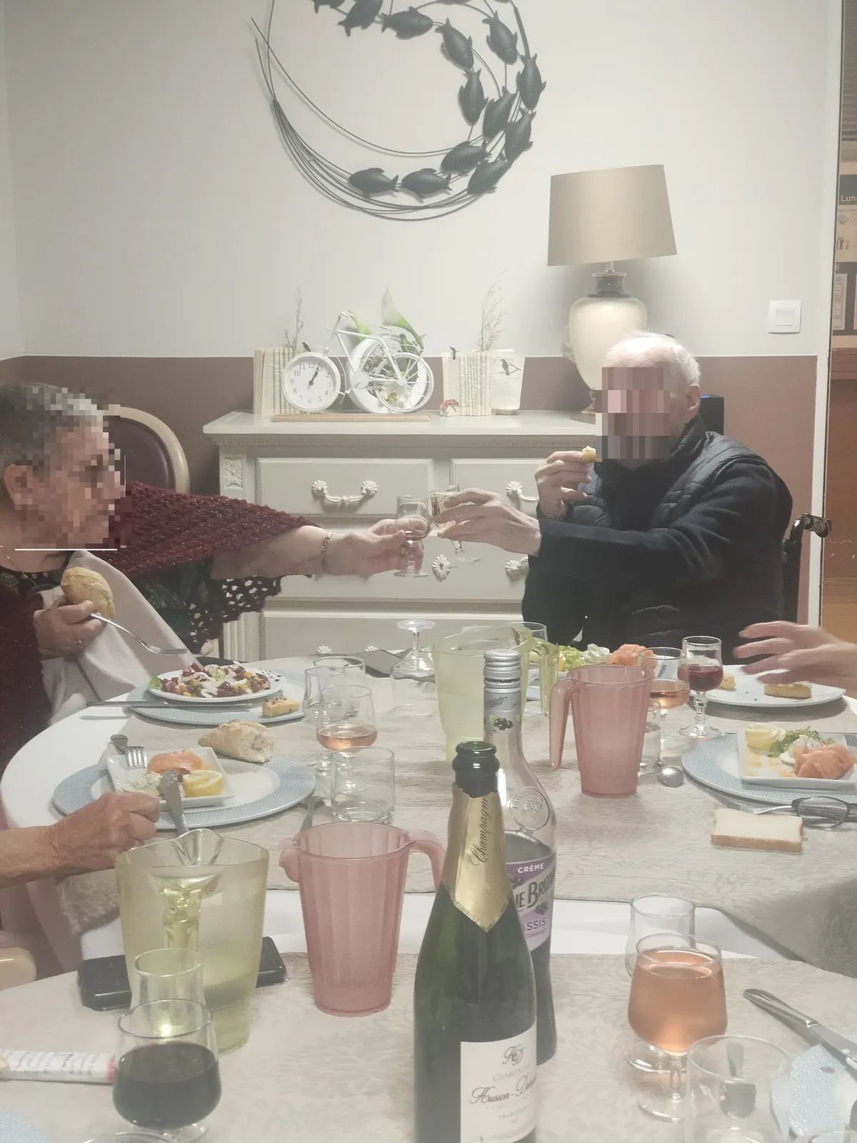 Les repas gastronomiques mensuels en EHPAD : un rendez-vous de plaisir et de convivialité