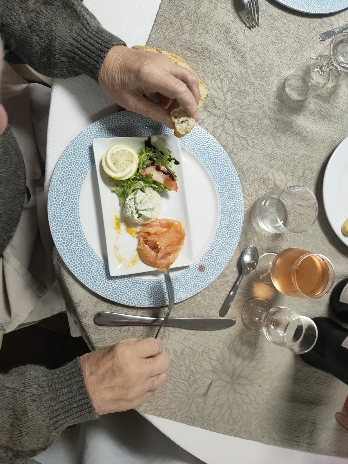 Les repas gastronomiques mensuels en EHPAD : un rendez-vous de plaisir et de convivialité