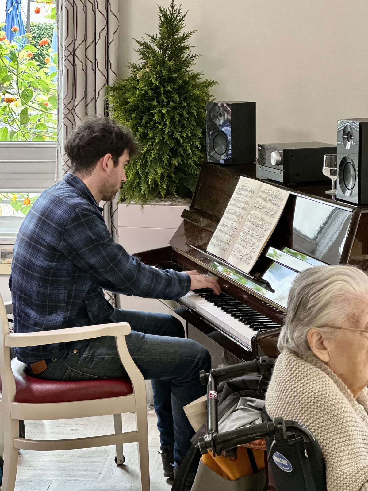  Concert de piano exceptionnel aujourd’hui pour nos résidents !