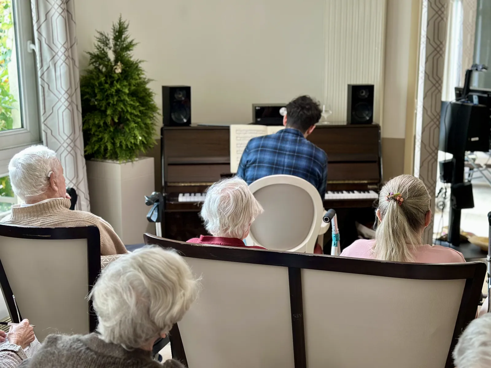  Concert de piano exceptionnel aujourd’hui pour nos résidents !