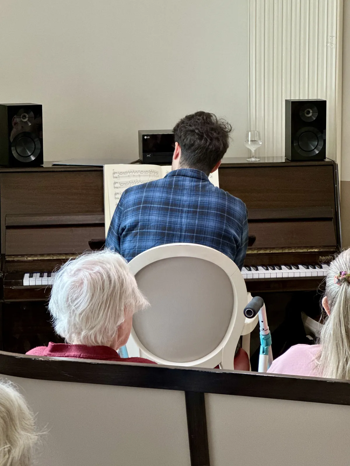  Concert de piano exceptionnel aujourd’hui pour nos résidents !