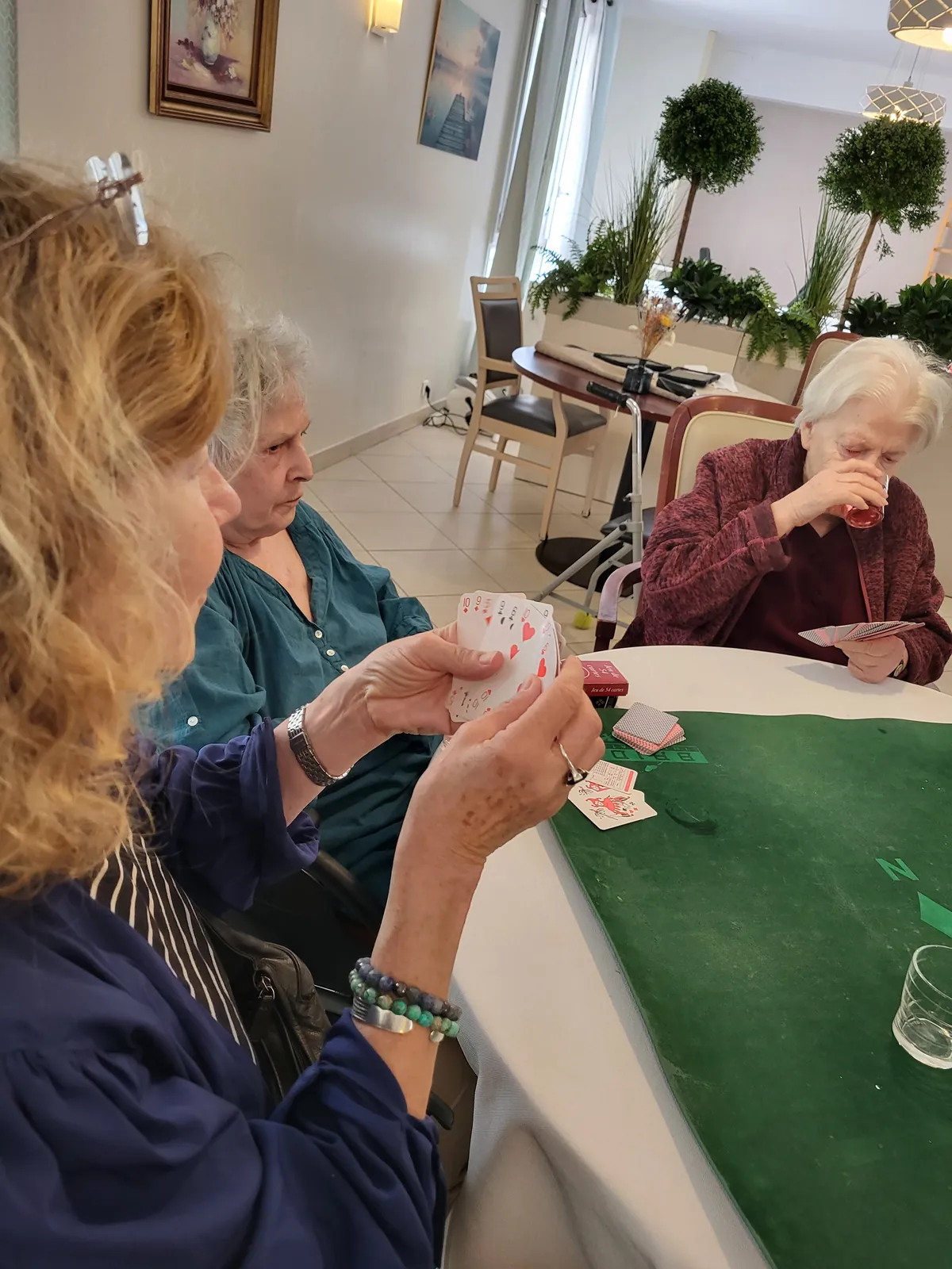 Atelier jeux de cartes a La résidence les Adrets 