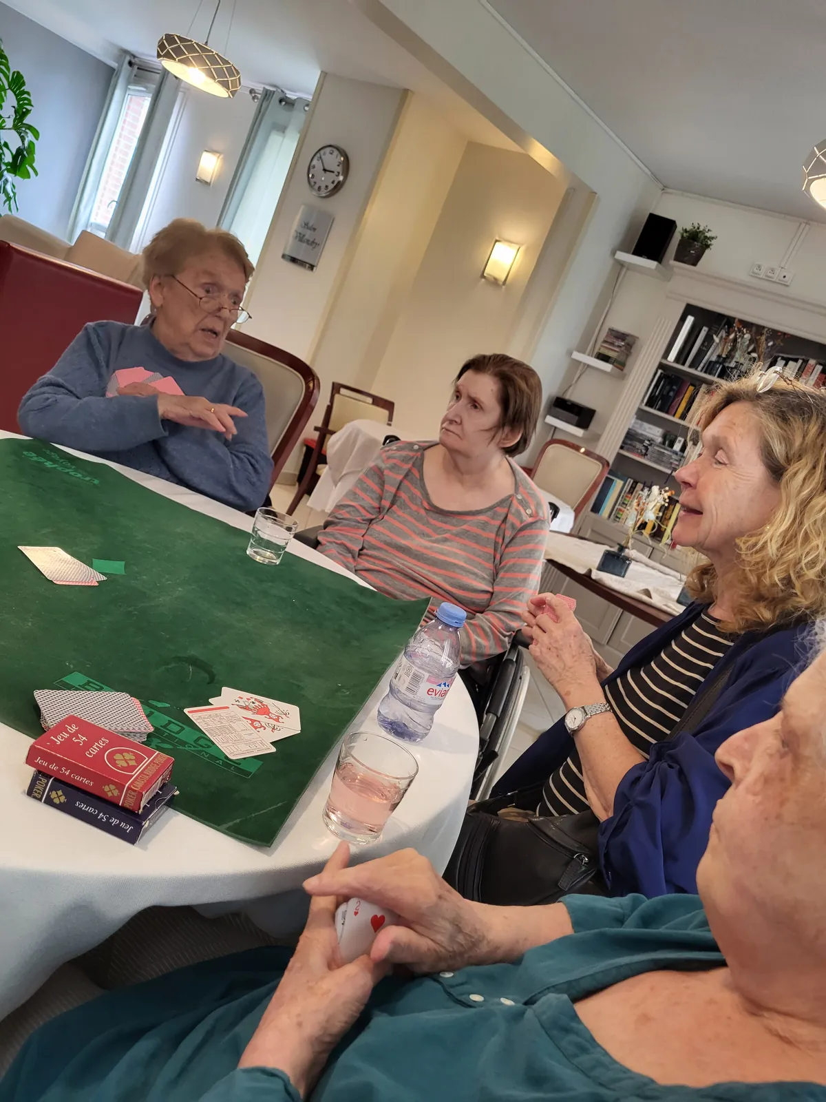 Atelier jeux de cartes a La résidence les Adrets 