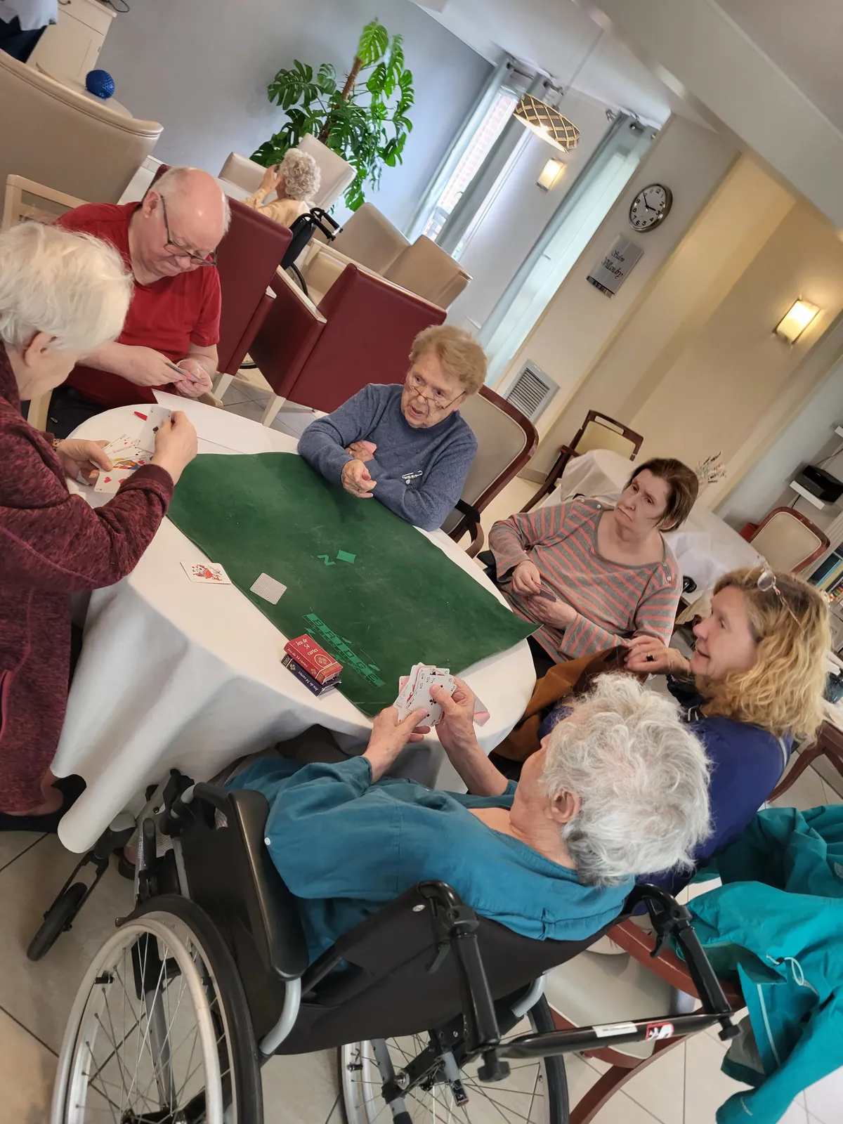 Atelier jeux de cartes a La résidence les Adrets 