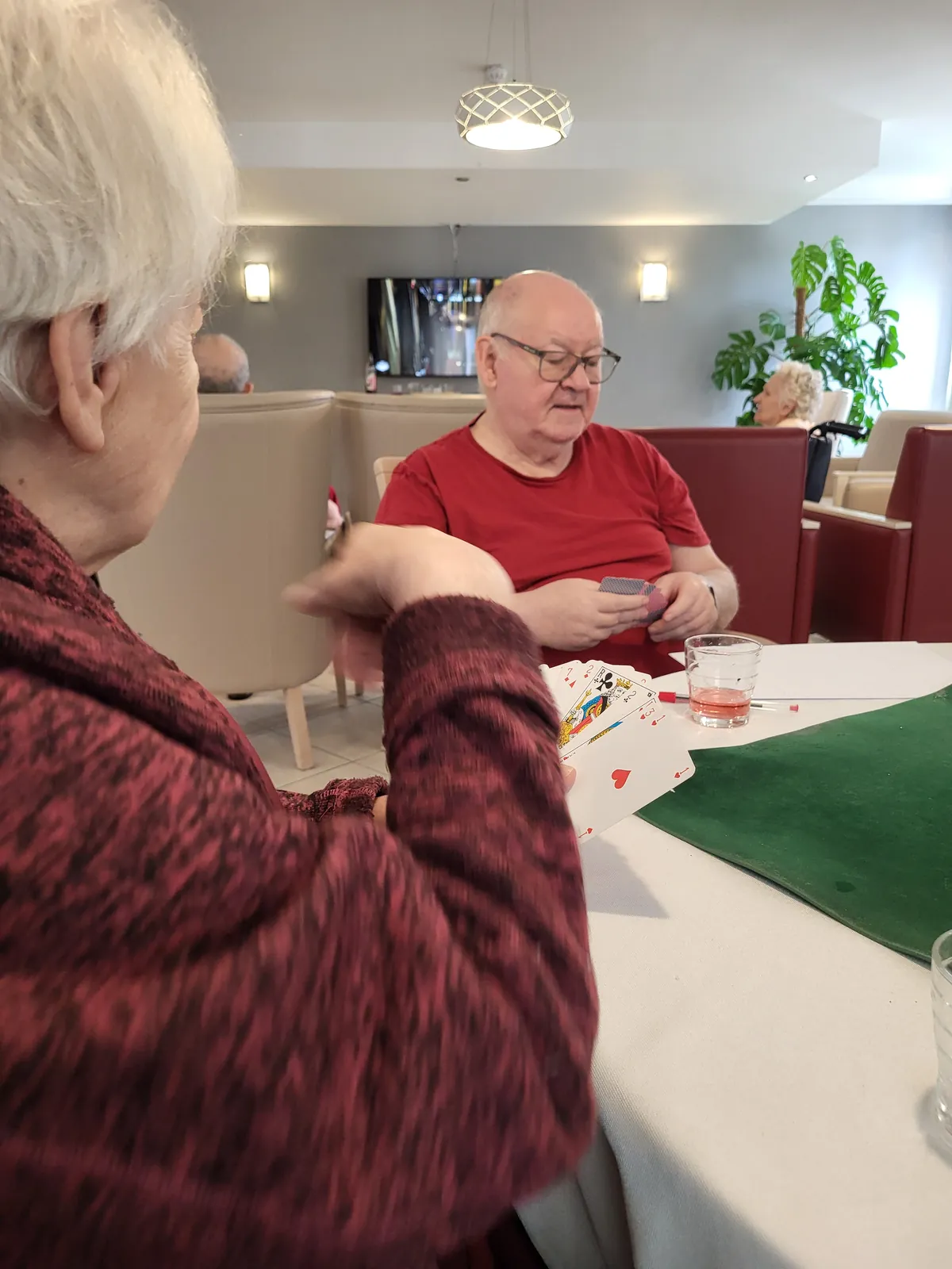 Atelier jeux de cartes a La résidence les Adrets 