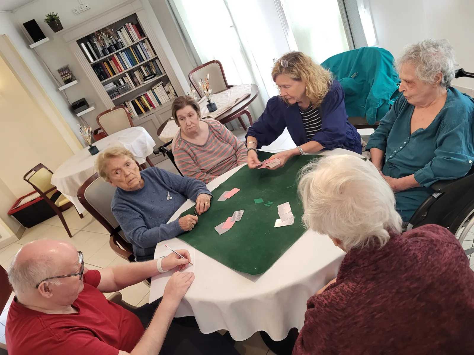 Atelier jeux de cartes a La résidence les Adrets 