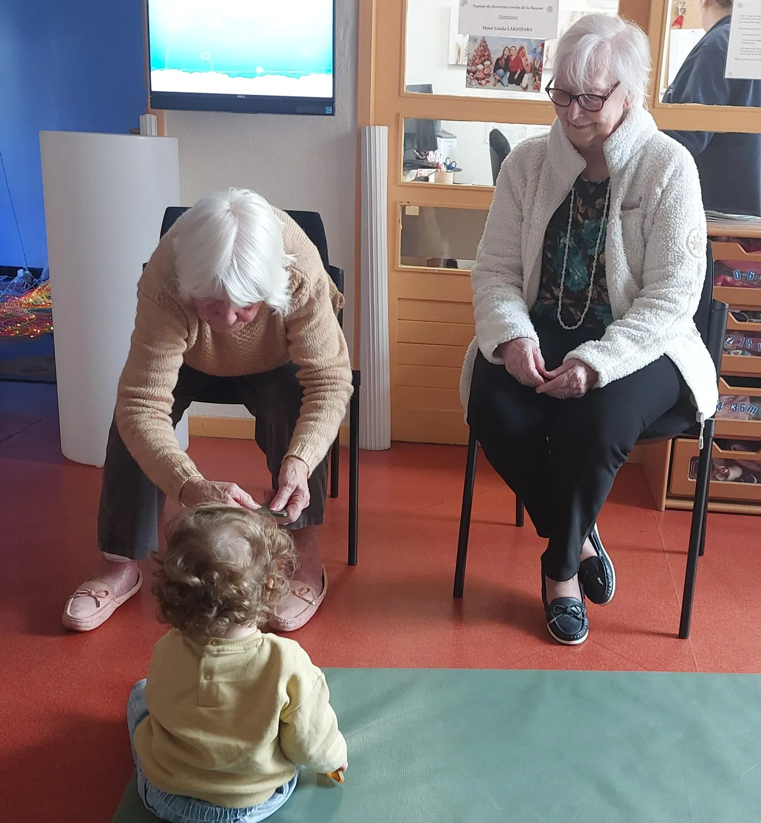 Quand les générations se rencontrent : un moment magique à la crèche de La Baume