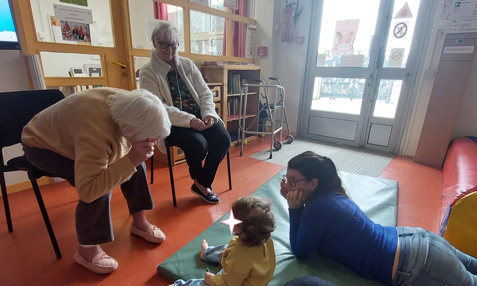 Quand les générations se rencontrent : un moment magique à la crèche de La Baume