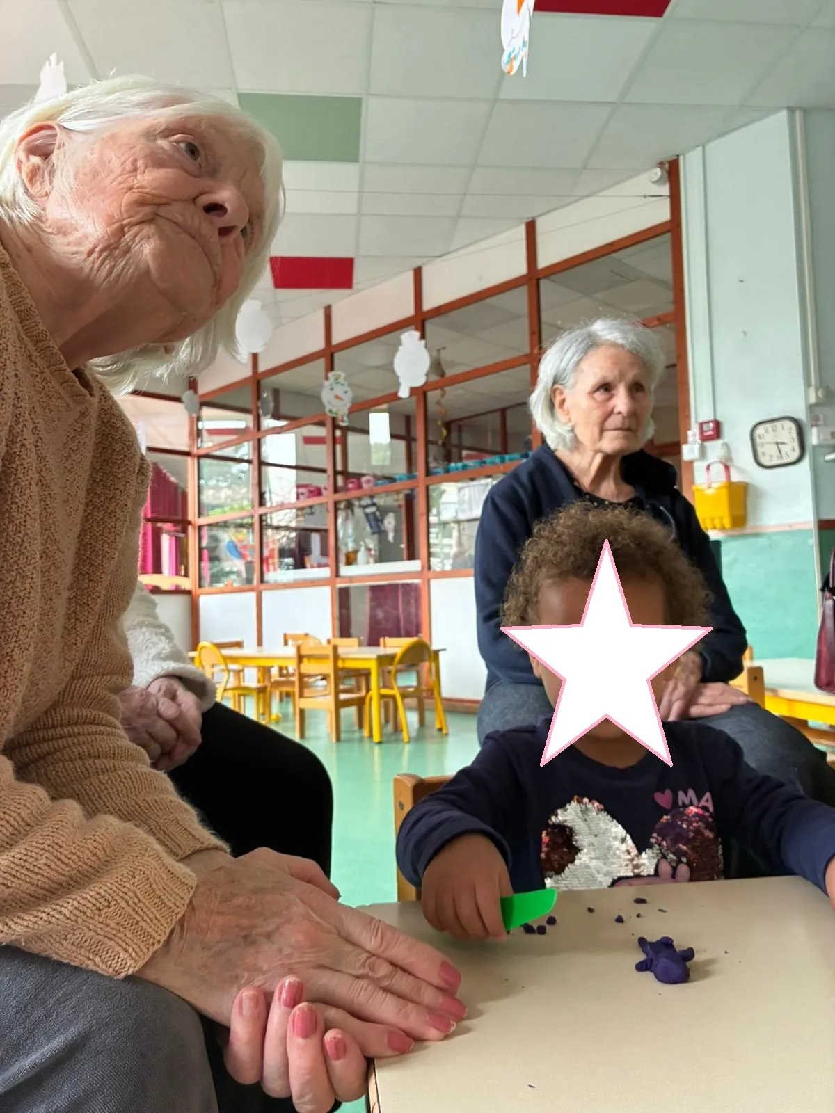 Quand les générations se rencontrent : un moment magique à la crèche de La Baume