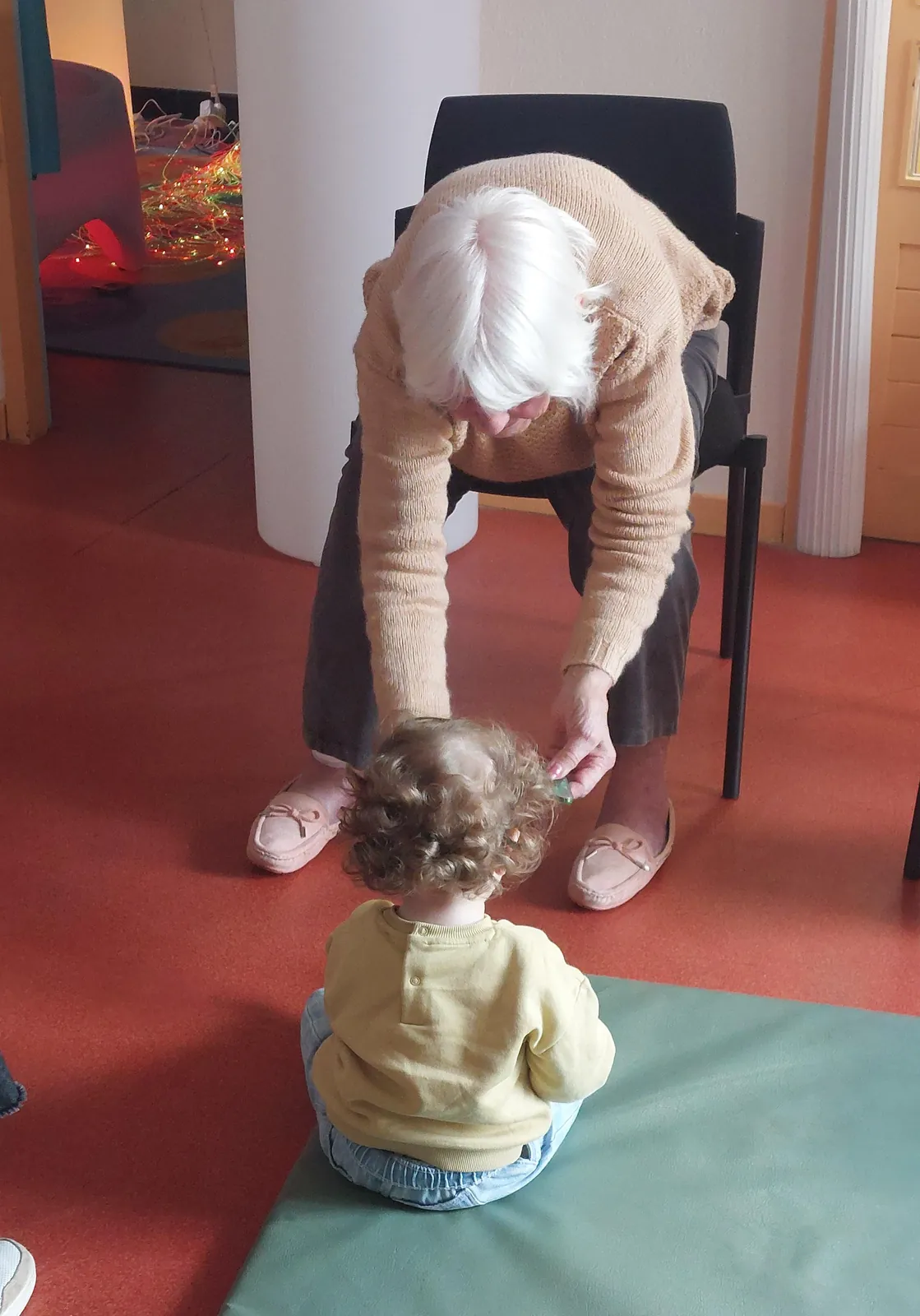 Quand les générations se rencontrent : un moment magique à la crèche de La Baume