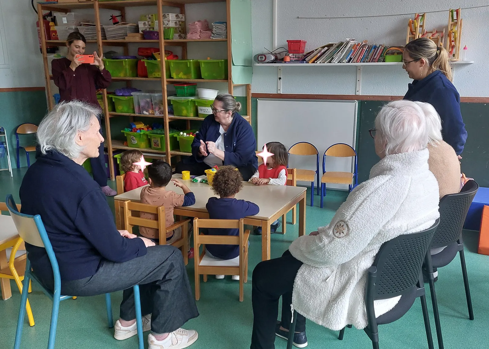 Quand les générations se rencontrent : un moment magique à la crèche de La Baume