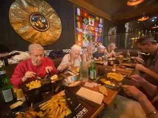SORTIE AU RESTAURANT POUR LES RESIDENTS DES JARDINS MEDICIS PROVINS