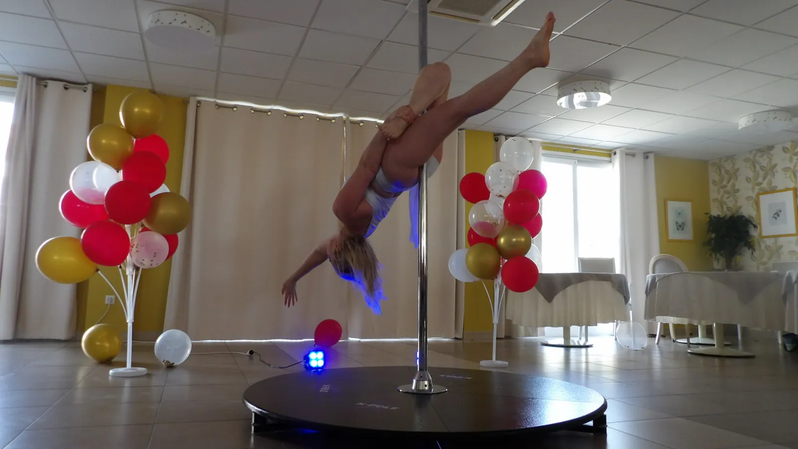 Un nouveau show de pole dance aux Jardins du Marais !