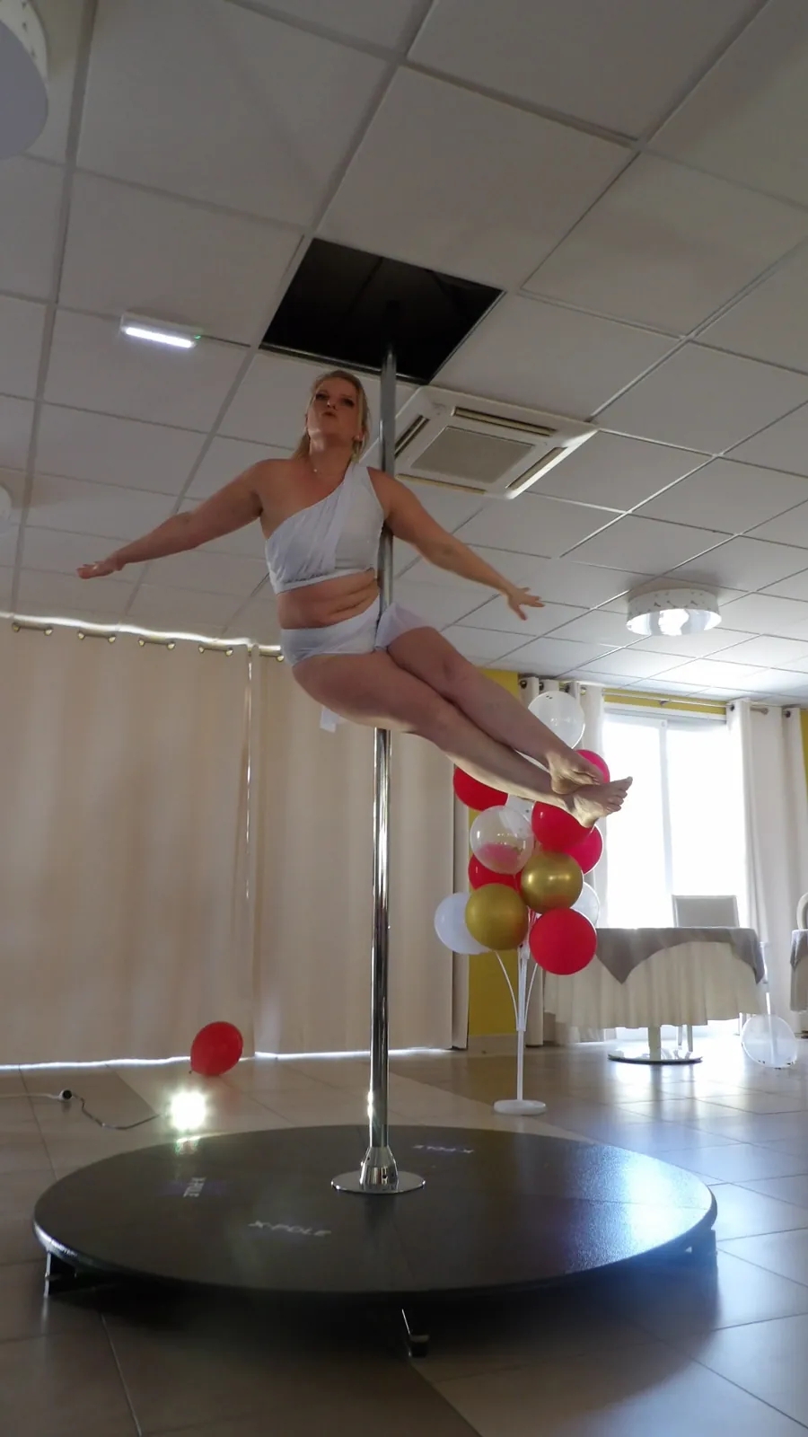 Un nouveau show de pole dance aux Jardins du Marais !
