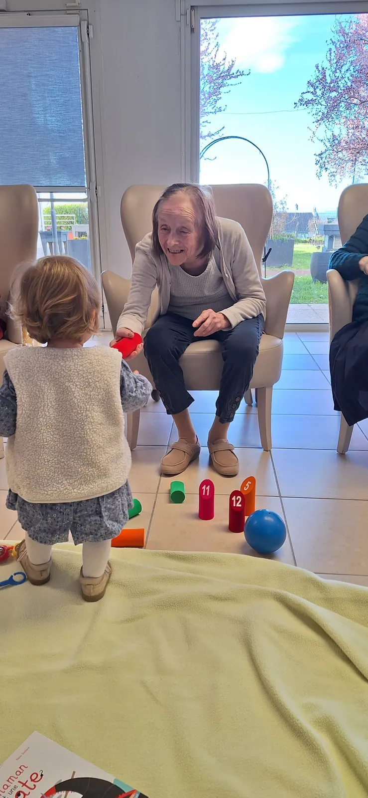 Matinée intergénérationnelle : des rires et de la joie avec les tout-petits