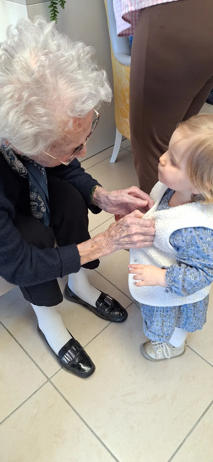 Matinée intergénérationnelle : des rires et de la joie avec les tout-petits
