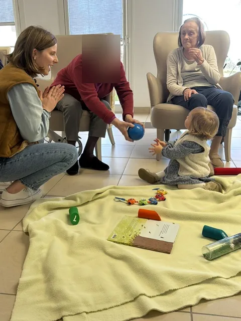 Matinée intergénérationnelle : des rires et de la joie avec les tout-petits