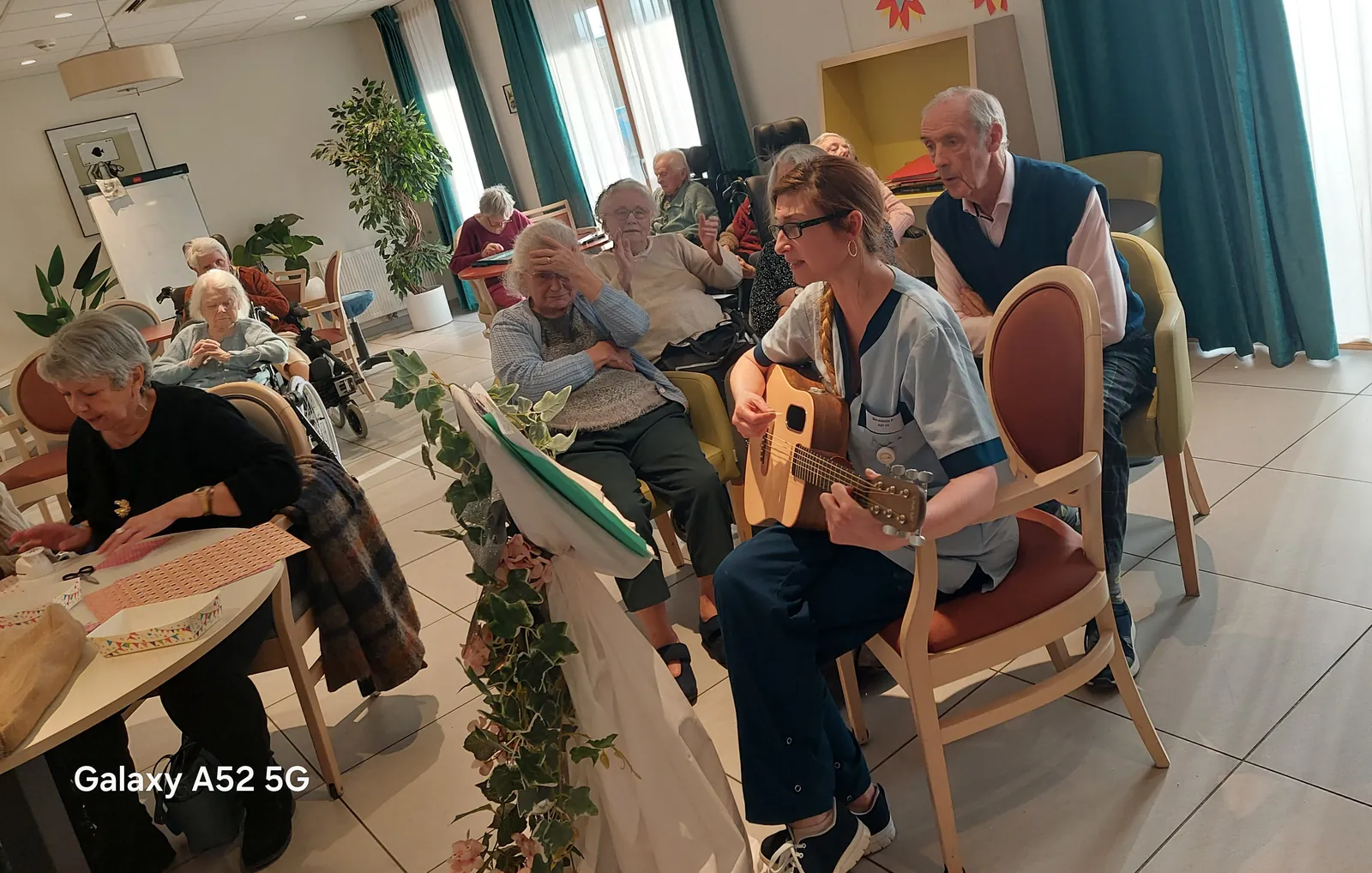 Guitare, bonne humeur et découpages fleuris