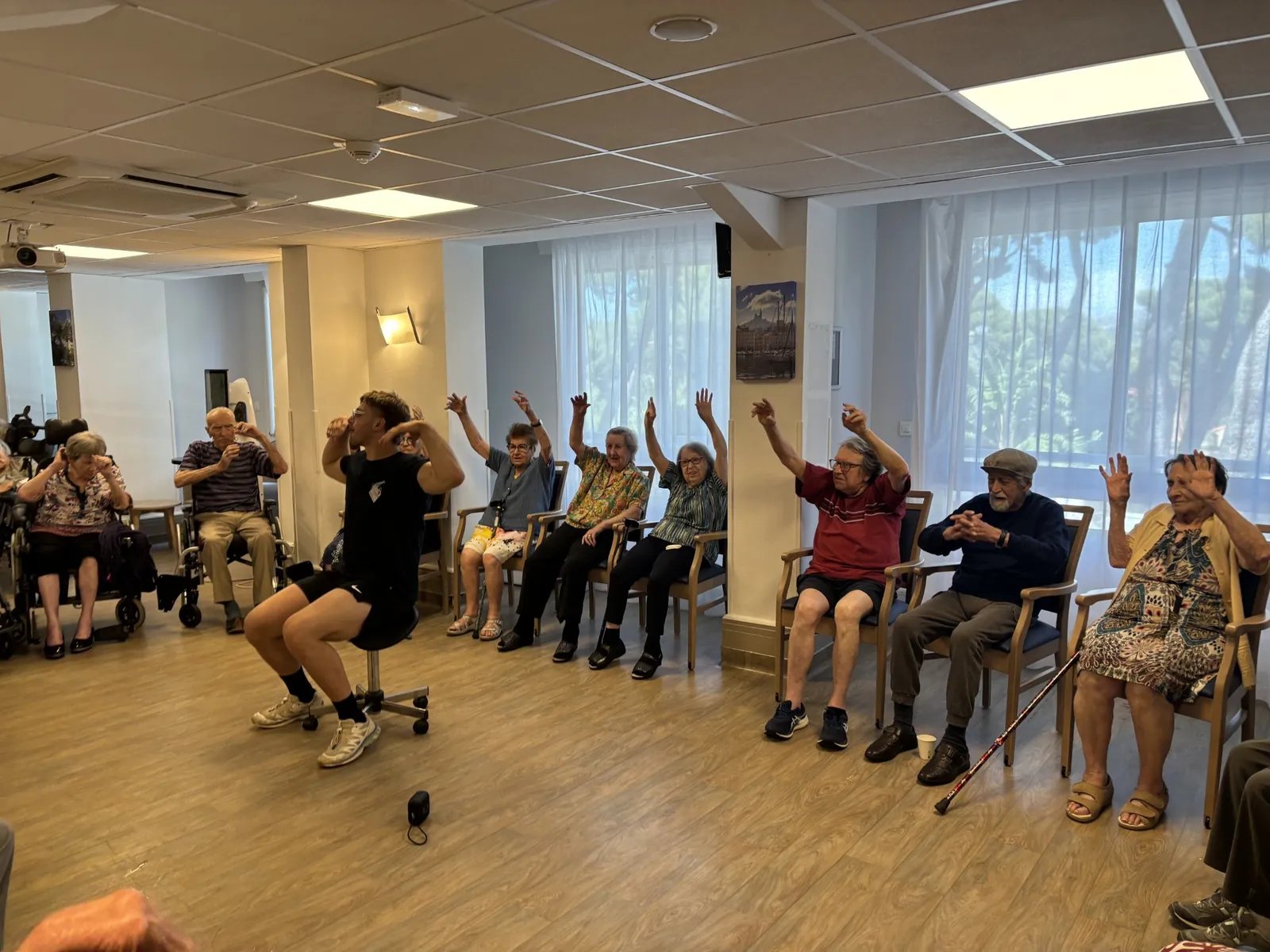 Séance de renforcement musculaire en salle d'animation