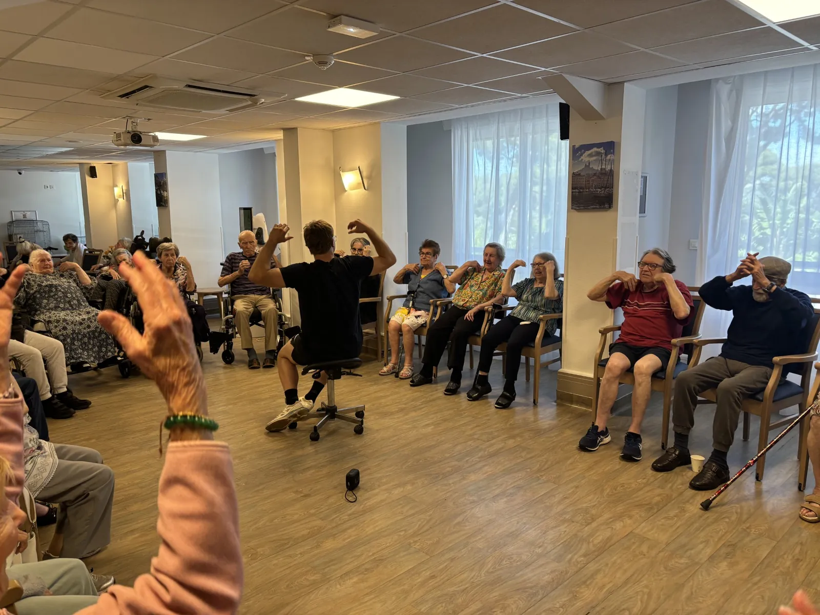 Séance de renforcement musculaire en salle d'animation