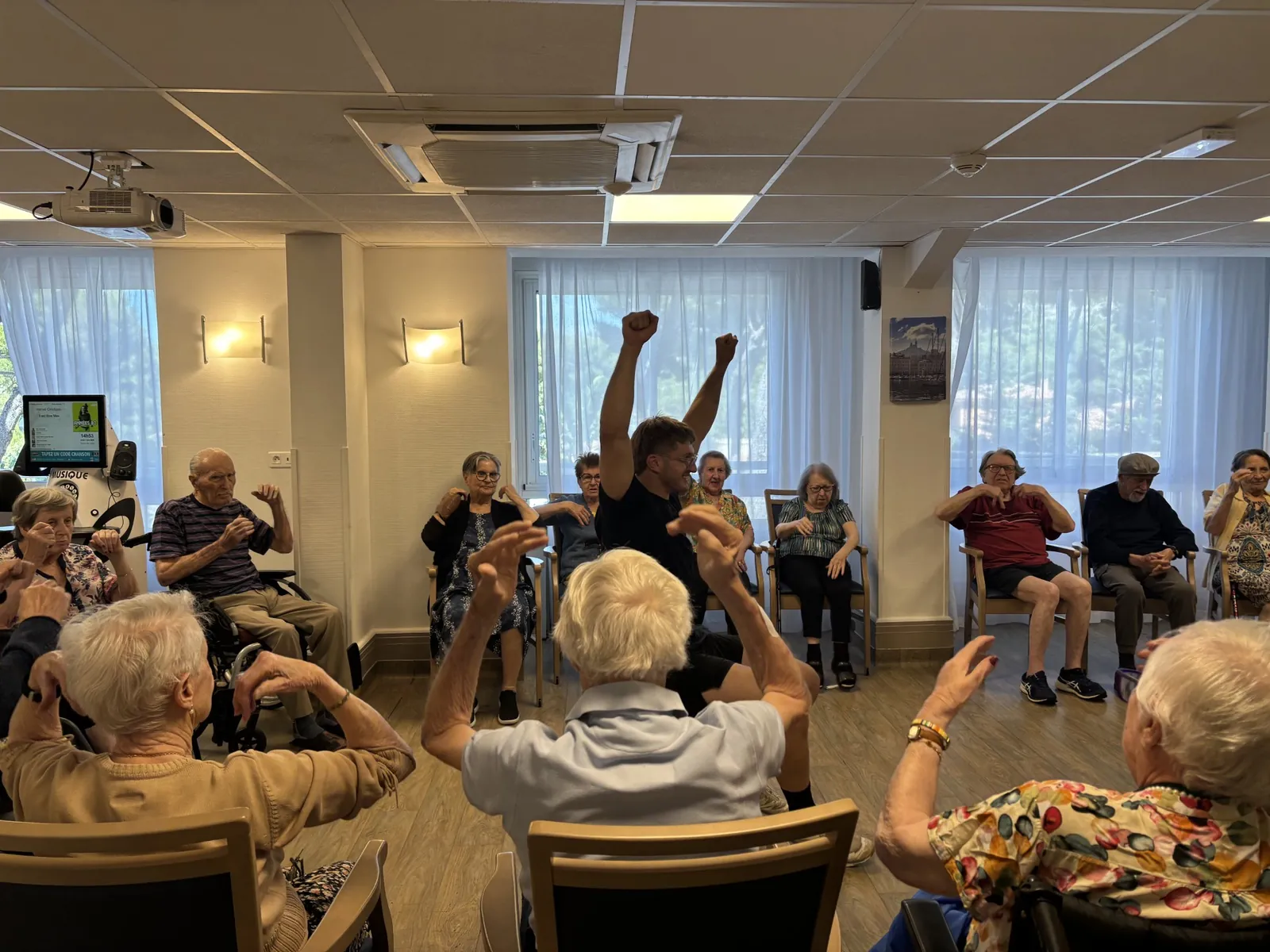 Séance de renforcement musculaire en salle d'animation