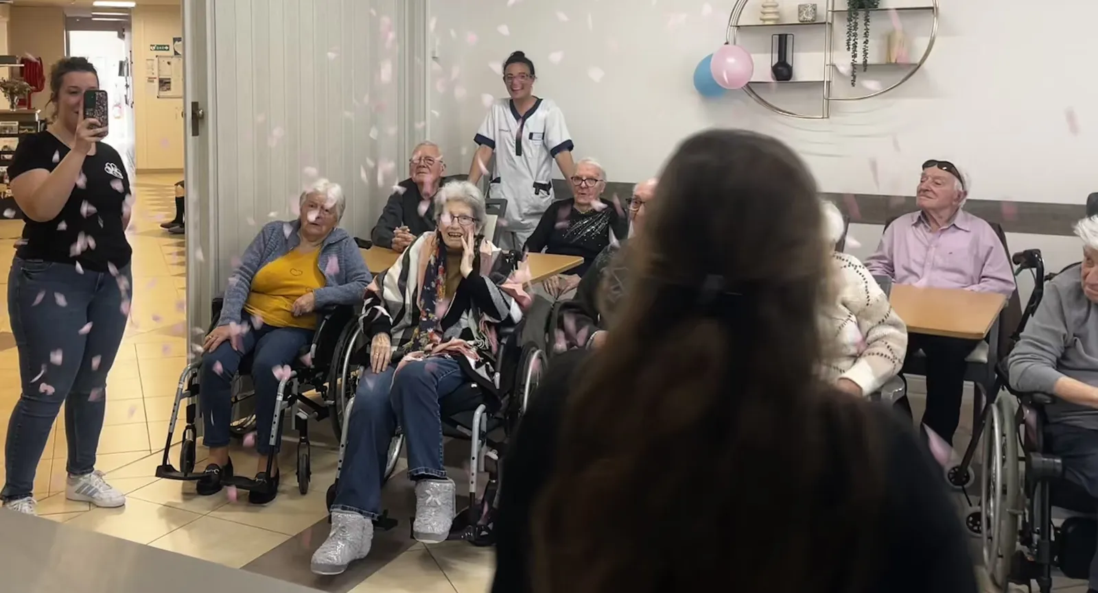 Carnet rose: une surprise pleine de tendresse pour Elisa, notre secrétaire !