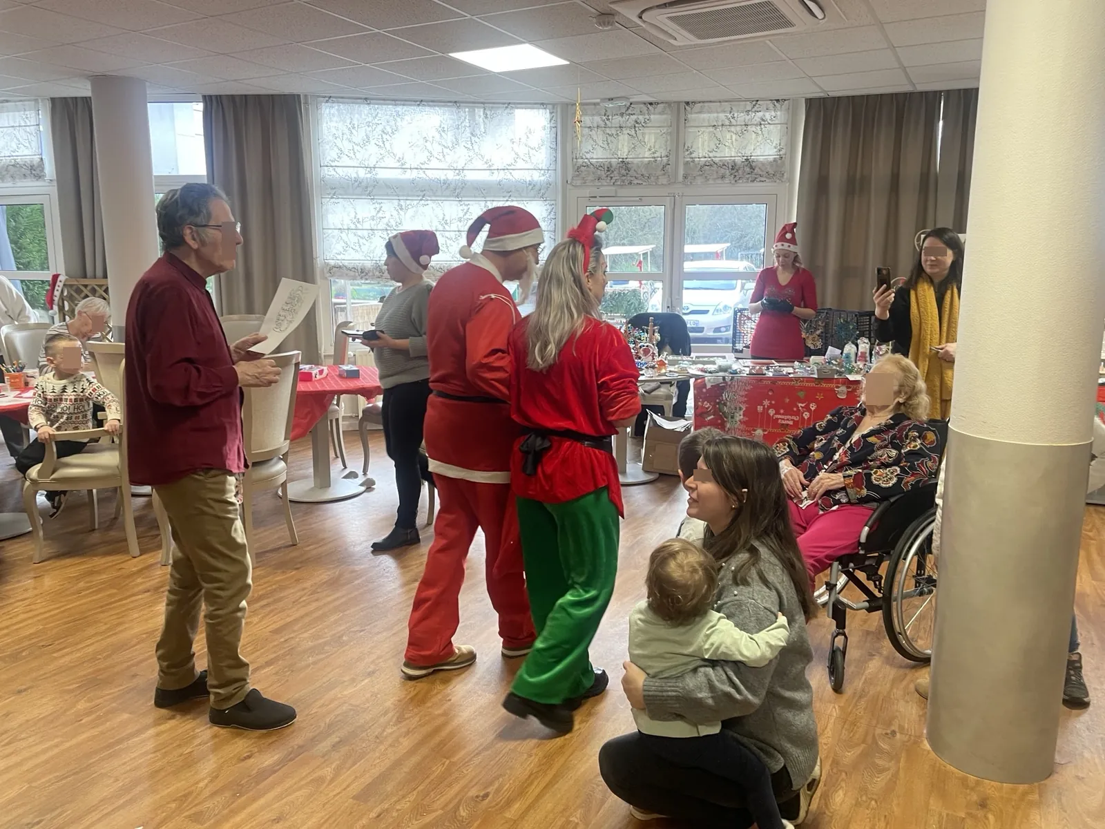 Célébration de Noël à l'EHPAD : un moment magique pour les enfants !