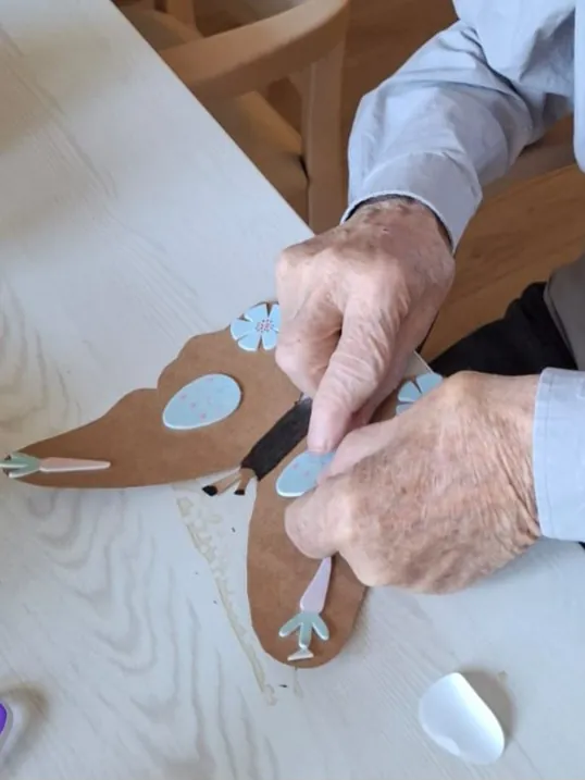 Atelier créatif en Unité Protégée : le papillon à l’honneur