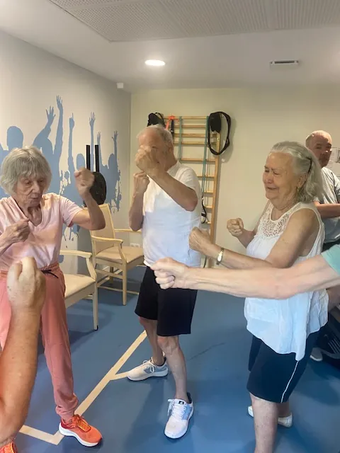 Boxe thérapeutique : une séance pleine d'énergie au sein de notre EHPAD Résidence Marseille 13009
