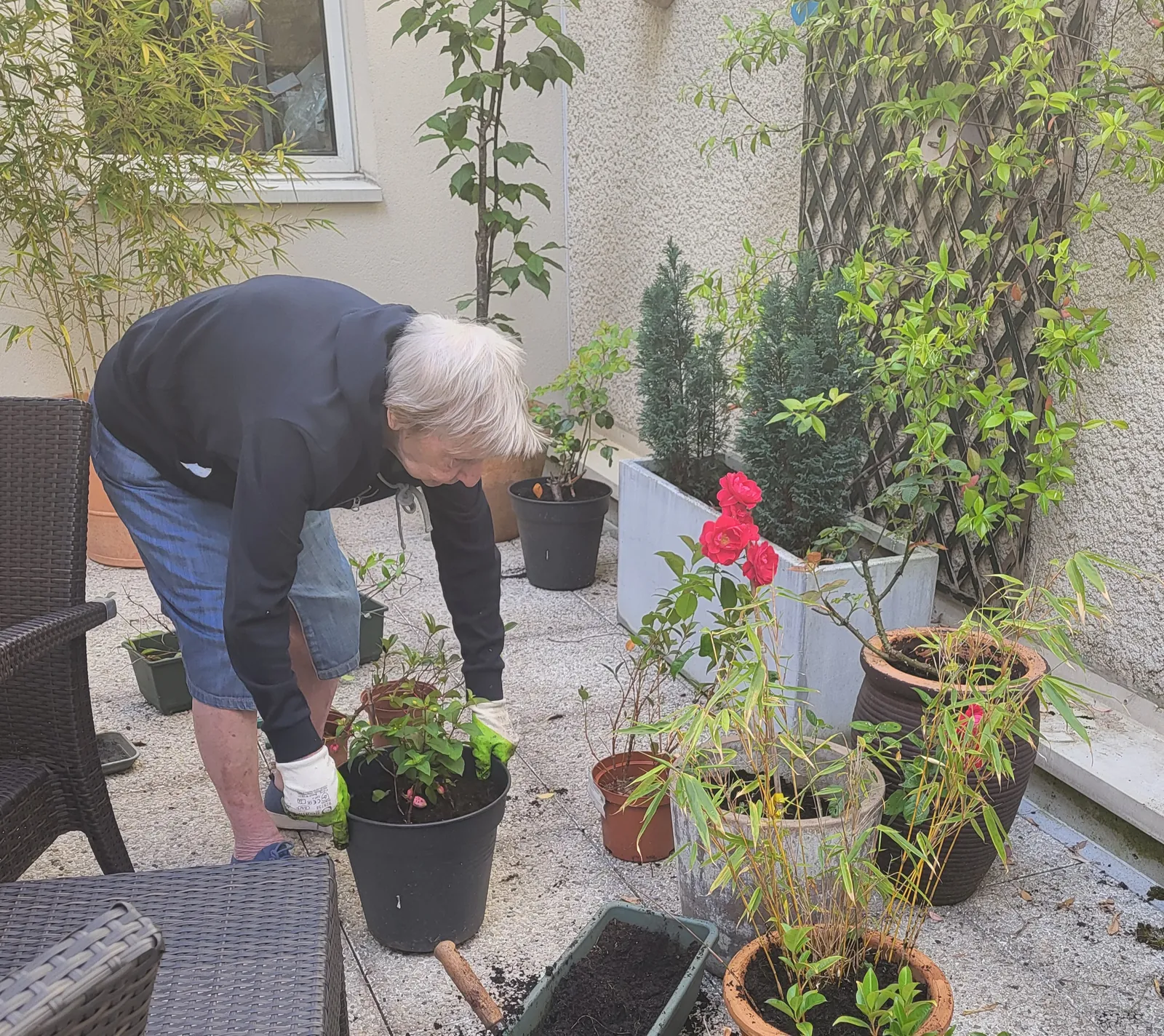 Nos résidents prennent soin de notre terrasse a la résidence les Adret 