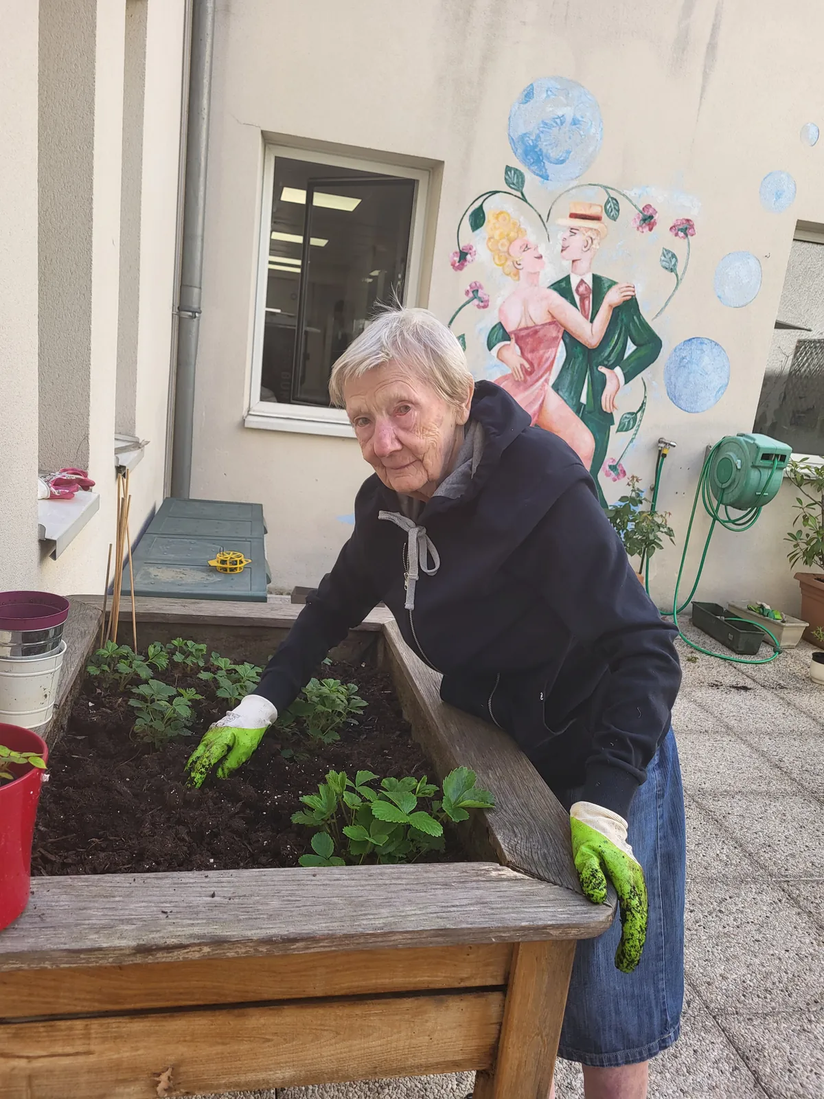 Nos résidents prennent soin de notre terrasse a la résidence les Adret 