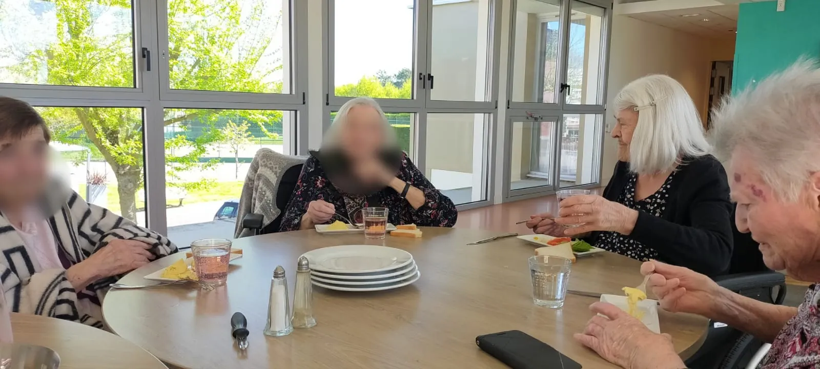 LA TABLE D'HÔTES DES JARDINS MEDICIS AVECNAOMI ET ALICE