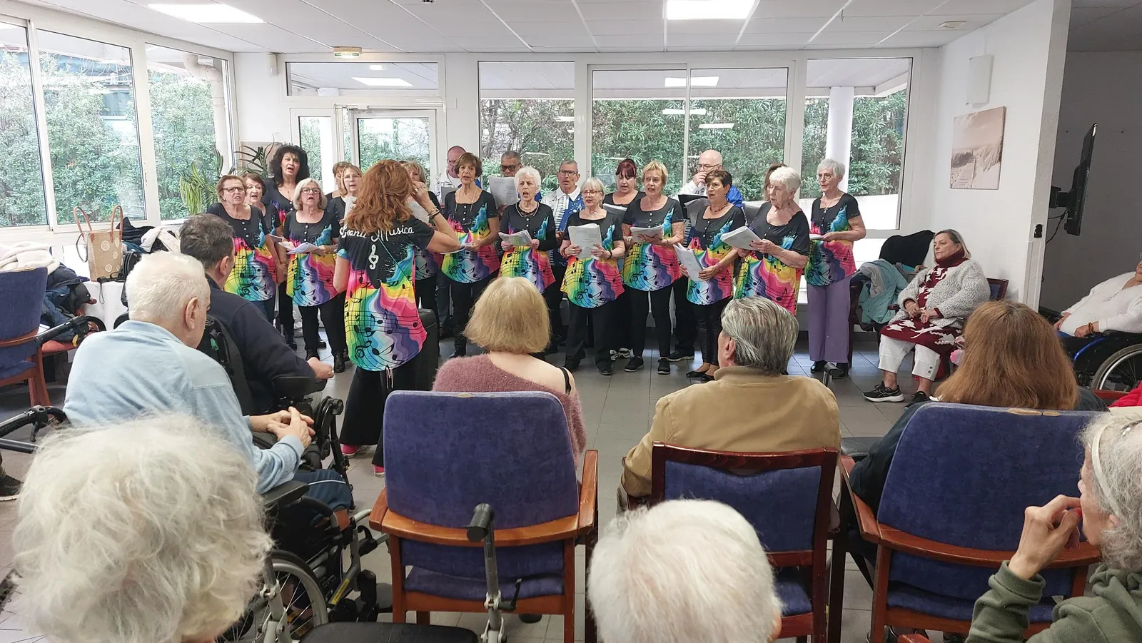Une journée pleine de notes et de sourires avec la chorale "Aventi Musica" à la résidence Mazargues !