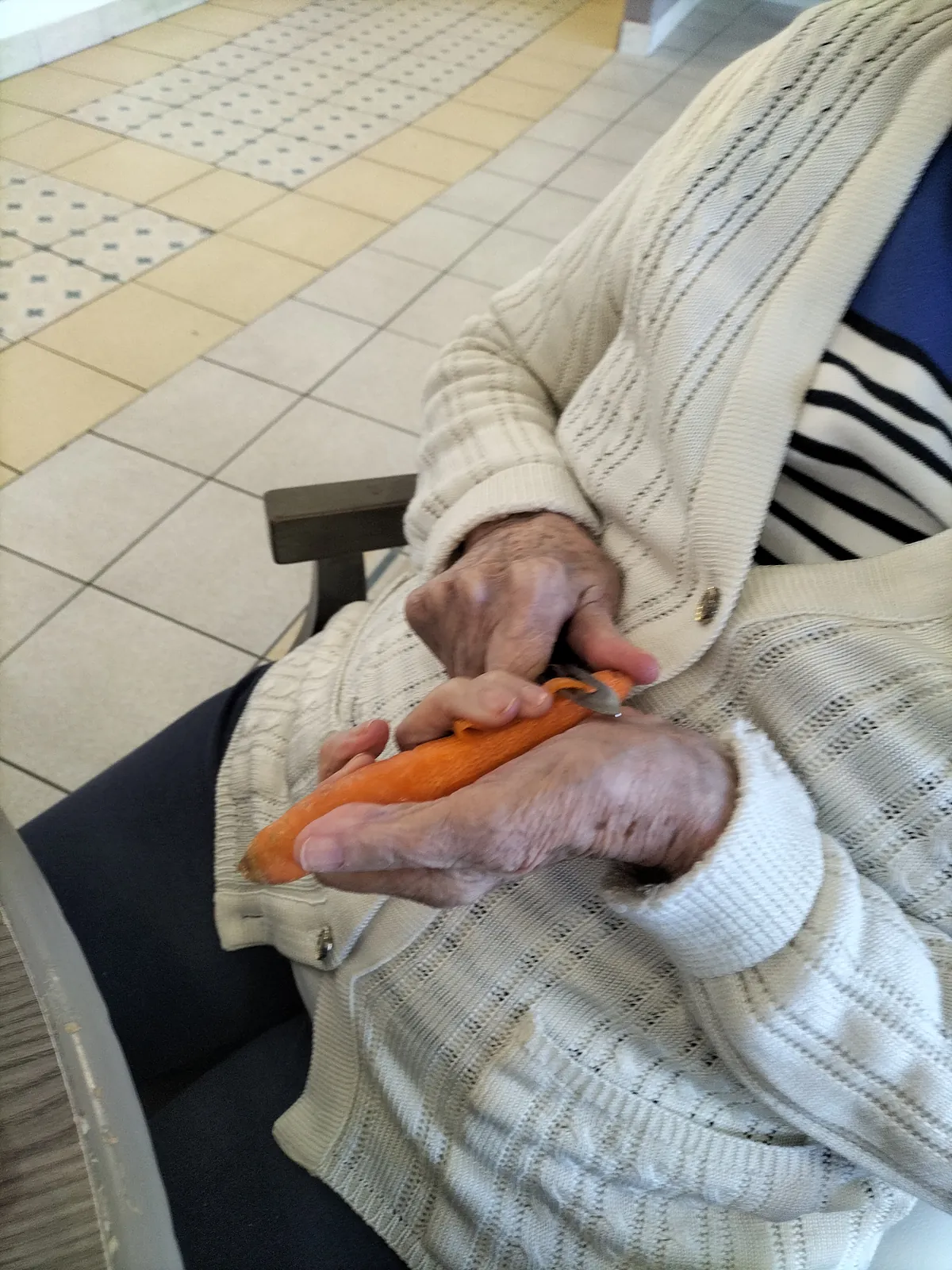 Activité de la vie quotidienne : épluchage de légume