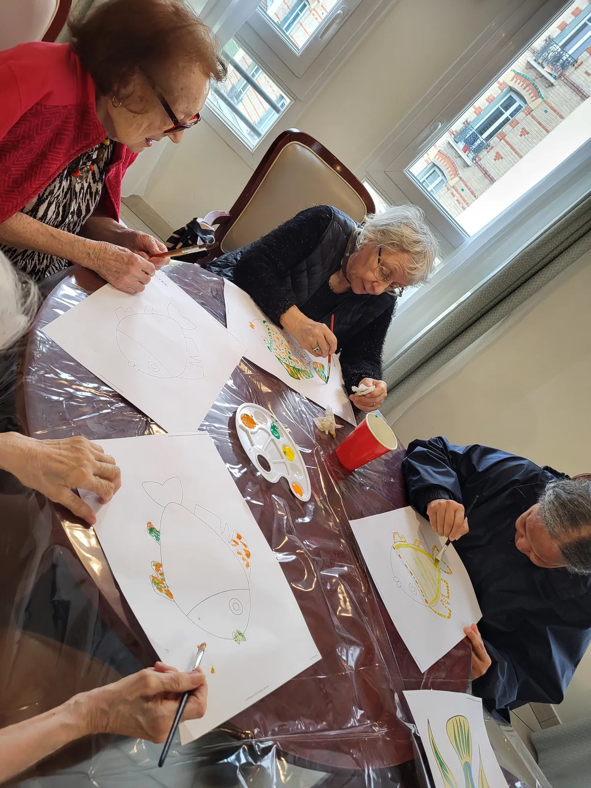 Atelier créatif poison d'avril A la résidence les Adrets 