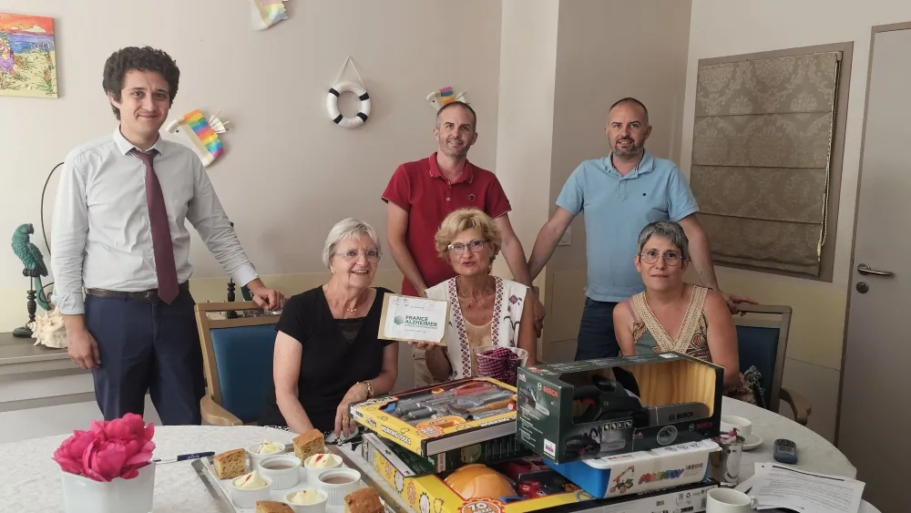 Remise d'un don à l'association France Alzheimer