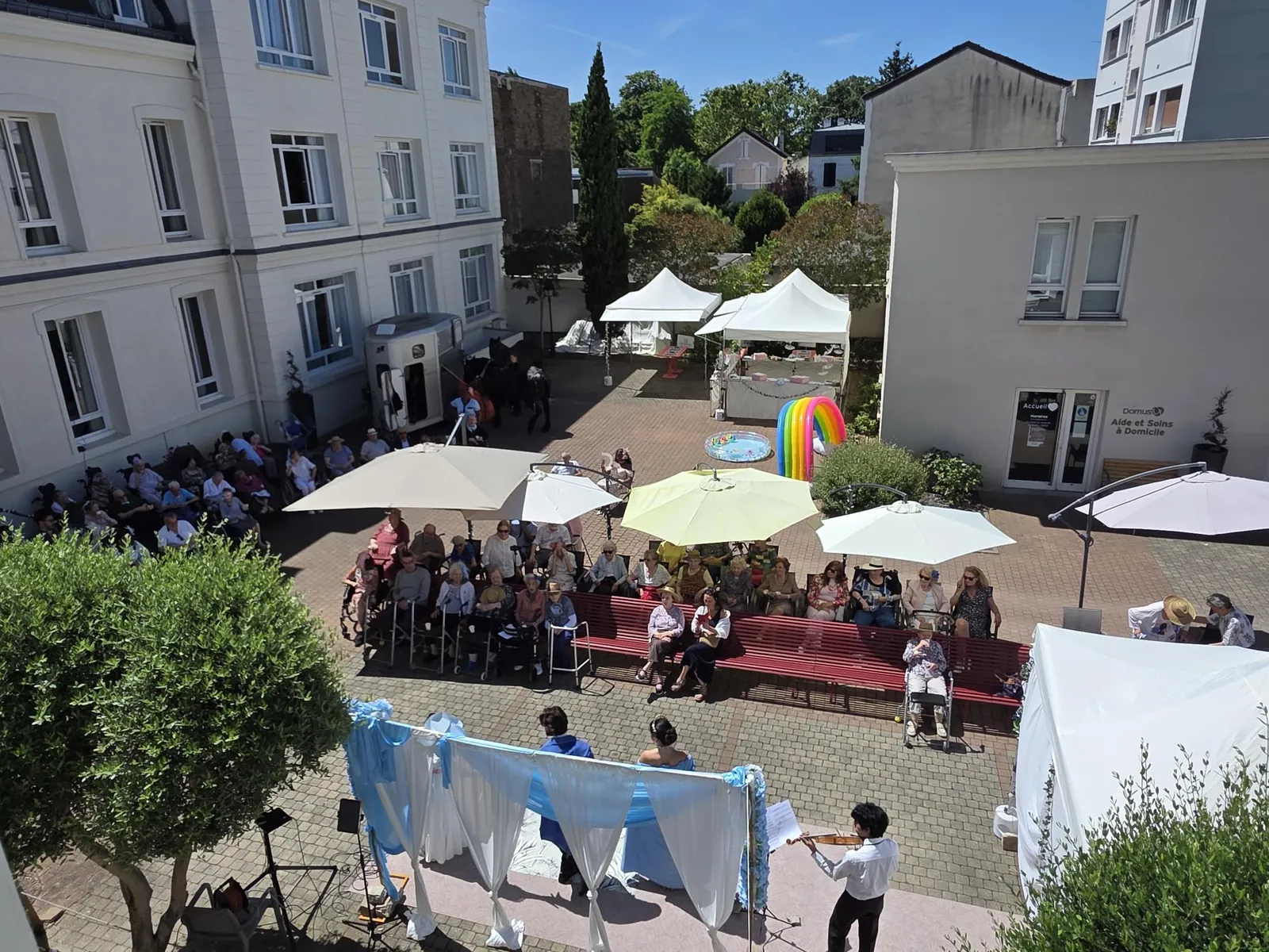 Festival DomusVi : un après-midi à la Résidence Le Cap sous le charme du Bal de Bridgerton