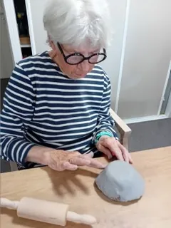 Modelage et peinture à l'accueil de jour