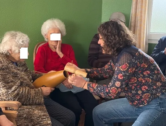 La Musicothérapie : un soin non médicamenteux au service du résident 