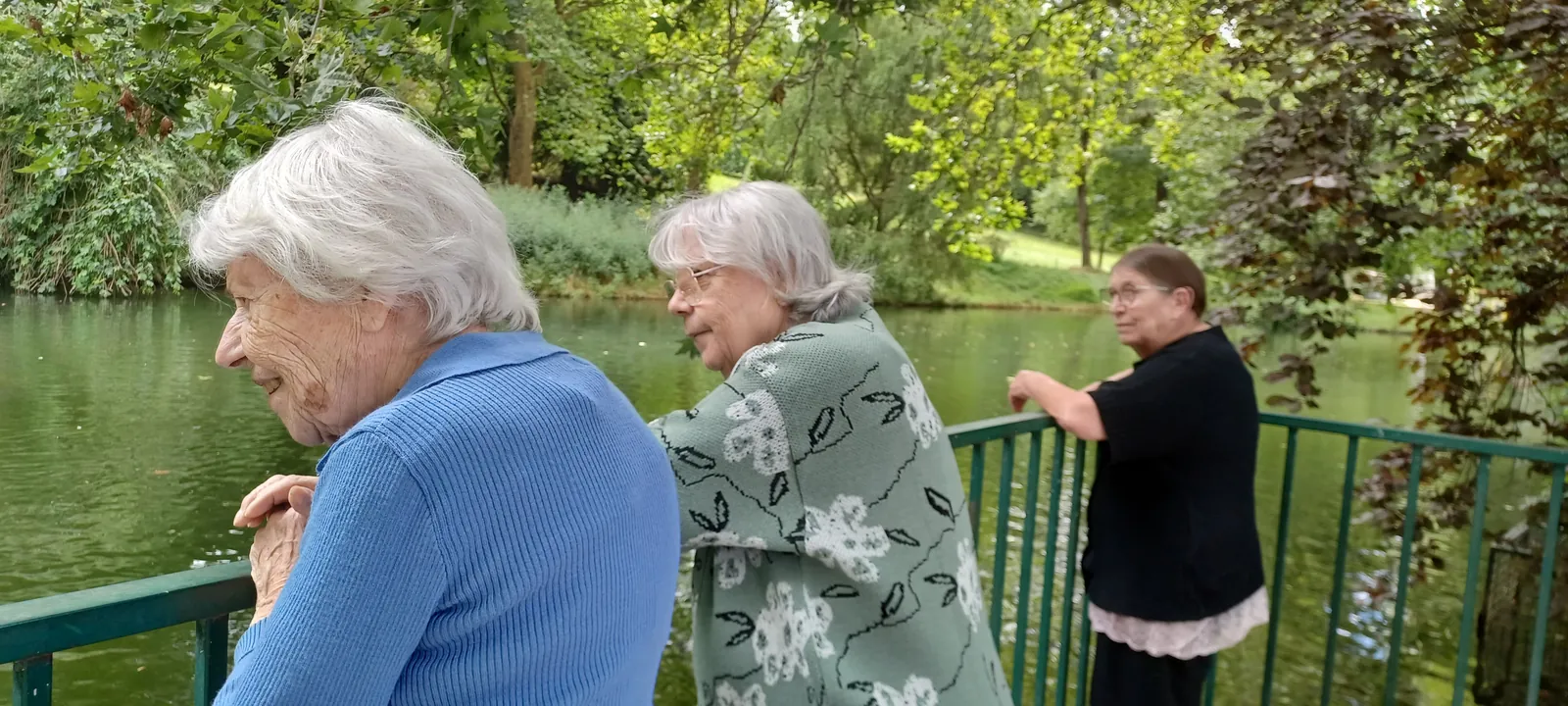 Promenade au bord de l'eau pour les résidents d'ELEUSIS Poissy