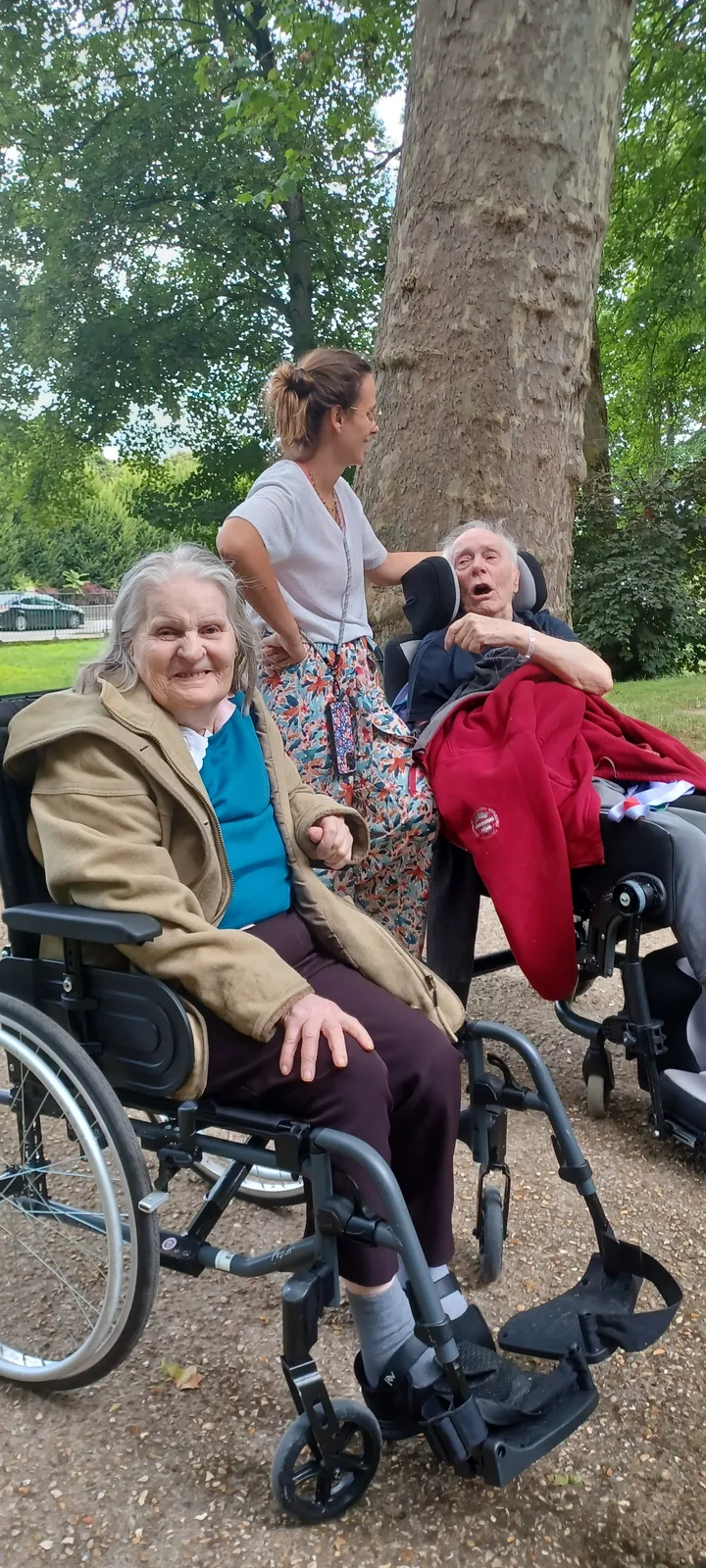 Promenade au bord de l'eau pour les résidents d'ELEUSIS Poissy