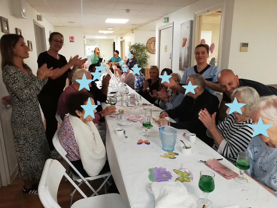 Repas pour la journée mondiale de la maladie l'Alzheimer à la "petite maison" de la résidence les Vallières 
